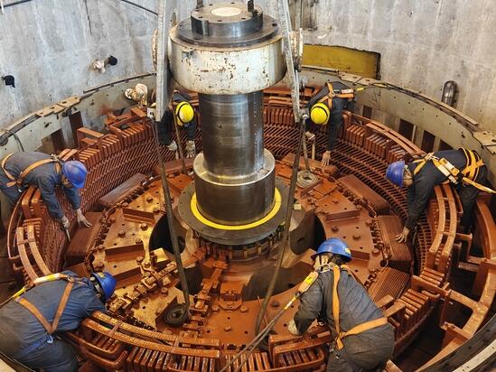 中电建水电开发集团检修公司承揽的A级检修两台机组转子吊装任务提前告捷
