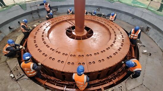 沙阡水电站1号机组A修转子吊装顺利完成