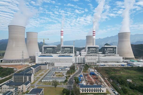 广东清远电厂二期4号机组首次并网一次成功