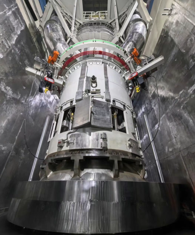 海阳核电3号机组反应堆压力容器顶盖首次扣盖完成