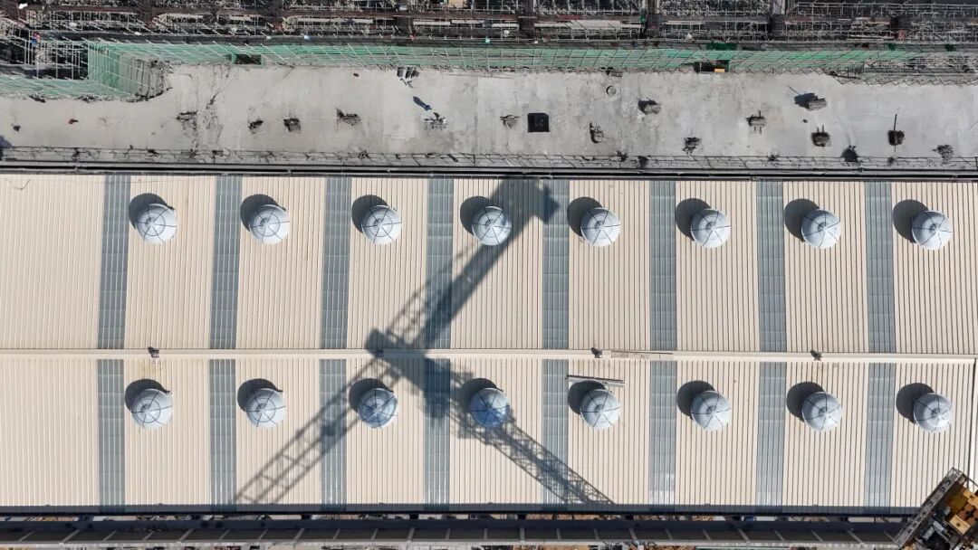 广东汕尾电厂扩建工程提前35天完成主厂房屋面断水