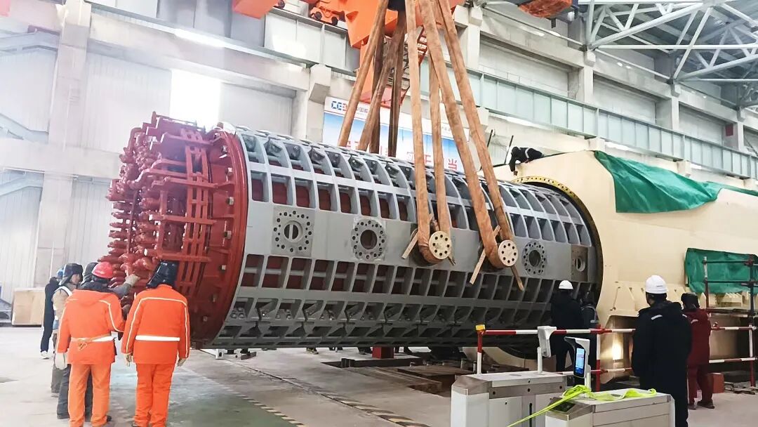 中国能建中电工程山西院总承包同热三期项目1号机组发电机内、外定子安装就位