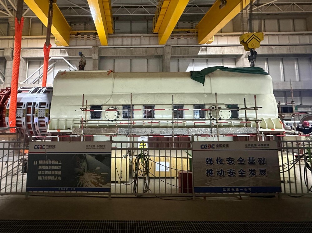 国能宁夏六盘山项目1号机组发电机内定子顺利吊装就位