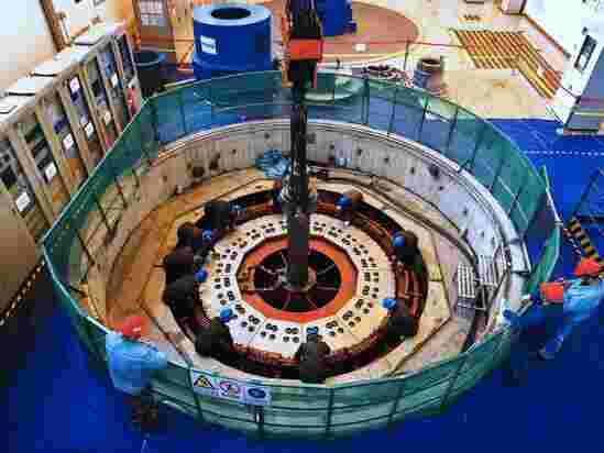 云南大湾水电站2号机组转子精准吊装到位