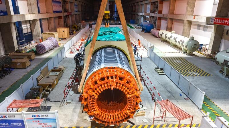 山西省大同市同热百万项目1号机组发电机内定子顺利穿装就位