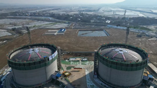 合肥（庐江）LNG储罐工程实现“双顶同升”