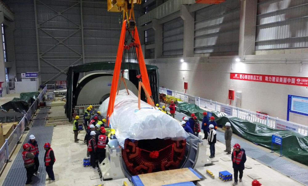 世界最大盐穴压缩空气储能项目透平发电机定子吊装就位
