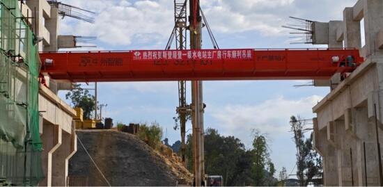 柬埔寨斯登眉登一级水电站完成桥机行车主梁吊装