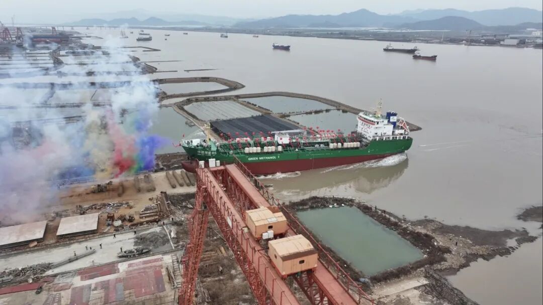 国内首艘全国海域甲醇加注船建造完成
