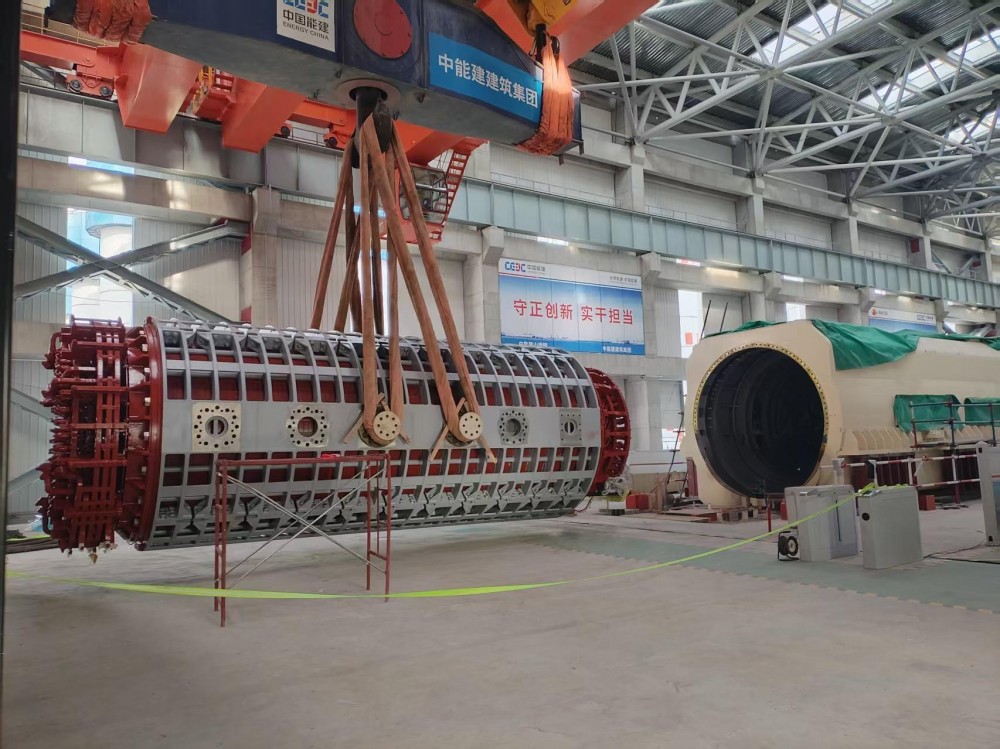 山西省大同市同热三期项目1号发电机组内定子顺利穿装就位