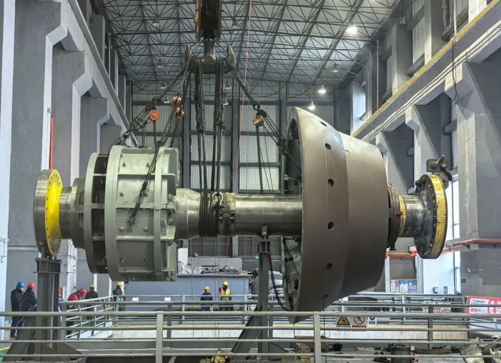 甘肃电投炳灵水电站2号机组主轴顺利回装