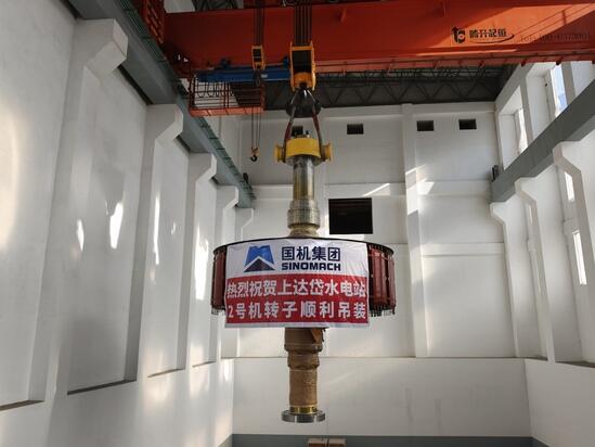 柬埔寨SDD水电站2号机组转子吊装完成