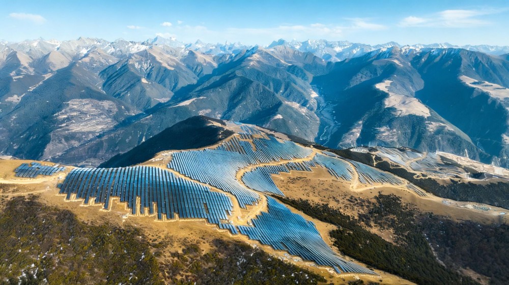 全国首例水光蓄储联合发电系统光伏项目并网发电