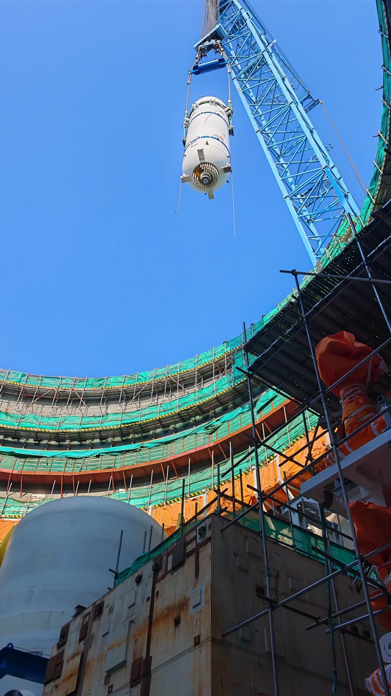 徐大堡核电厂1号机组稳压器顺利吊装就位