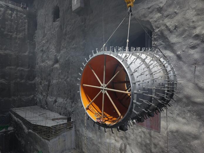 云浮水源山抽蓄电站首节尾水肘管吊装就位