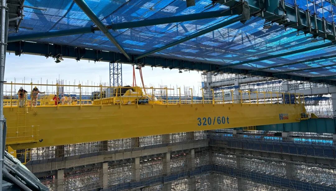 中电建核电公司承建的石岛湾核电站1号汽轮发电机厂房主行车顺利就位