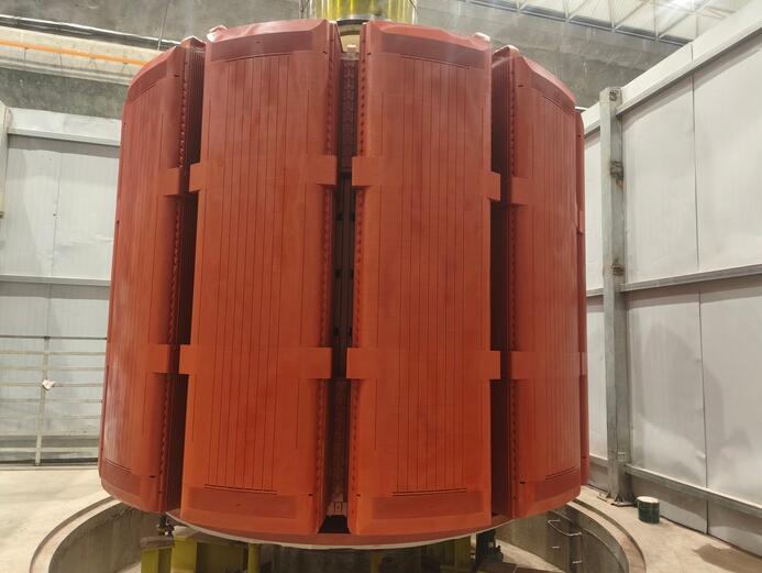 湖南平江抽蓄电站2号机组转子组装完成