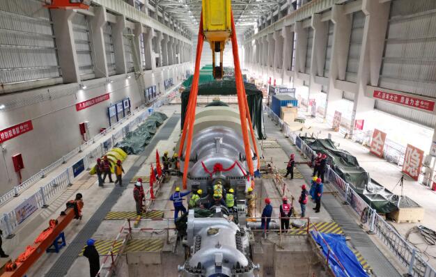 世界最大盐穴压缩空气储能透平机中压模块吊装成功