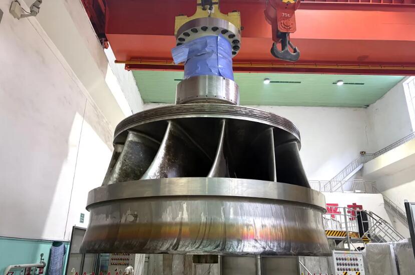 陕西安康水电站1号机组转轮吊装就位