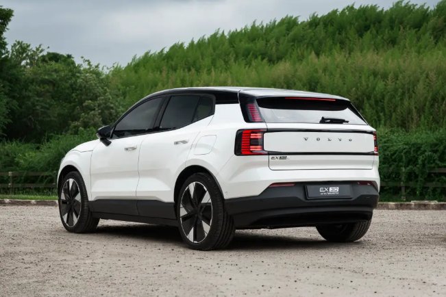 沃尔沃EX30 2026款巴西上市：精简为三版本，新增428马力Ultra车型