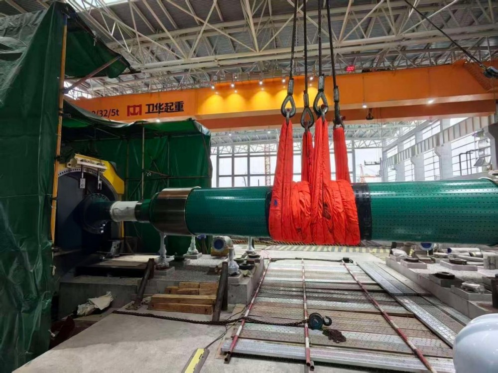 国投舟山燃气发电项目2号机组发电机定子顺利穿装就位