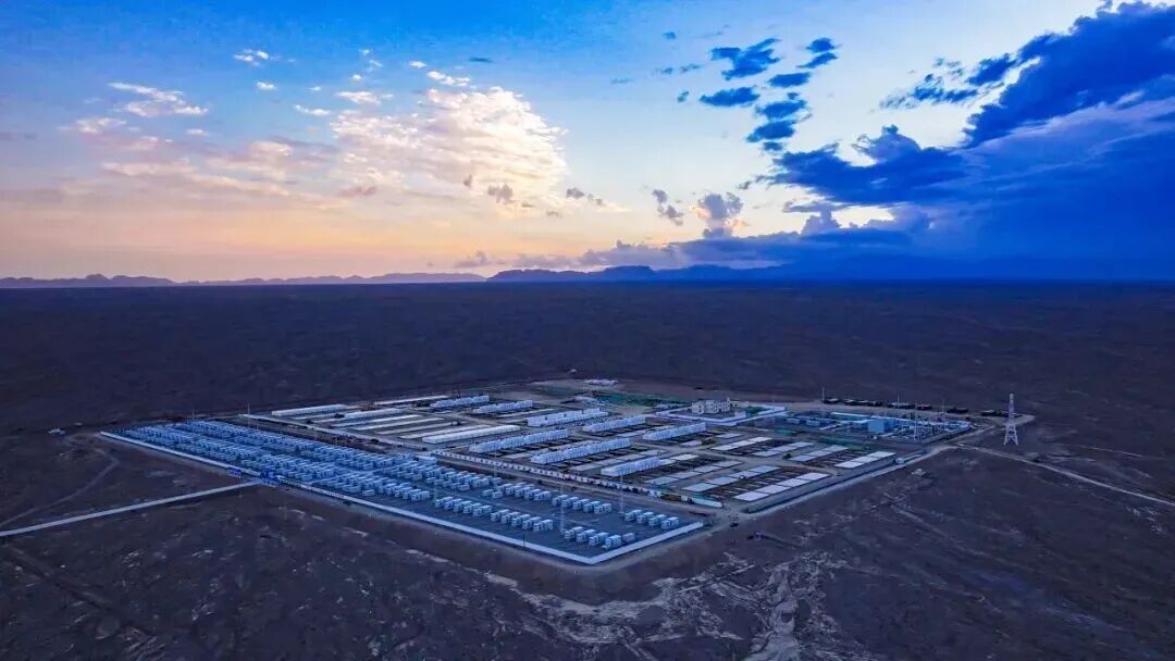 含250MW/1GWh全钒液流电池！新华乌什50万千瓦/200万千瓦时构网型混合储能项目一次调频试验顺利完成