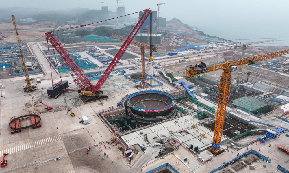 广西核电白龙核电1号机组钢制安全壳底封头吊装就位