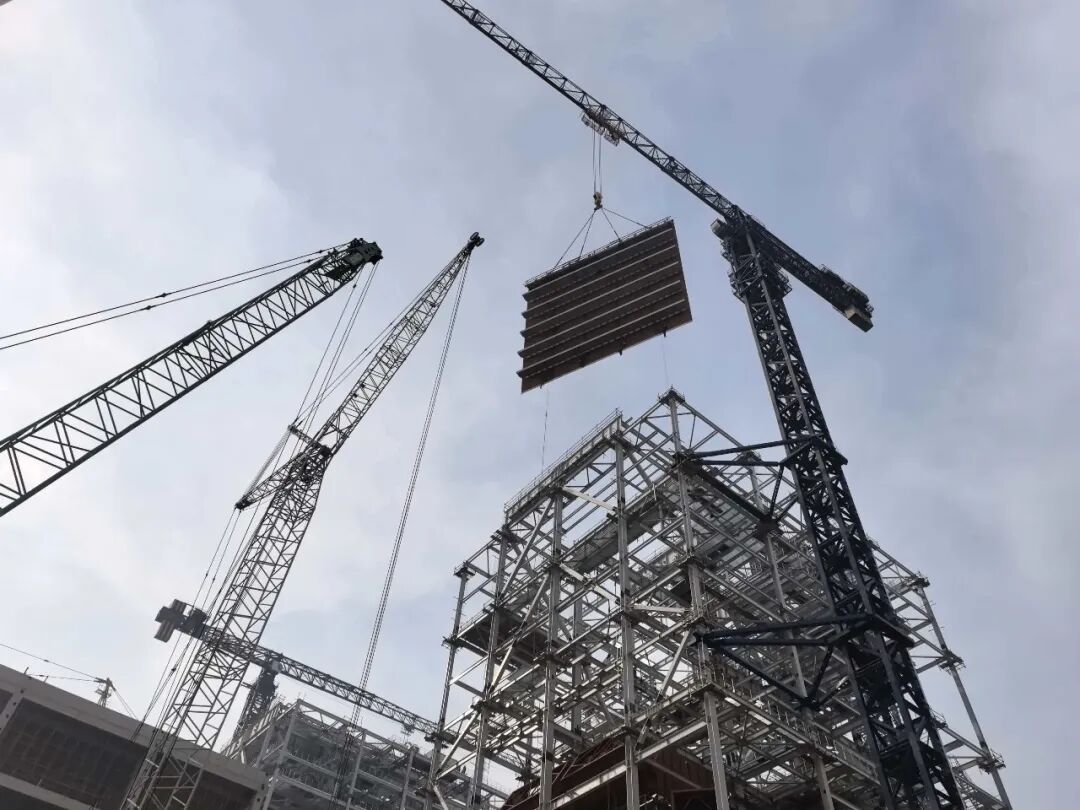 河北任丘热电二期工程4号机组锅炉首片水冷壁顺利吊装就位