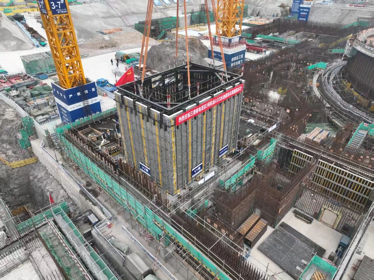 三澳核电3号机组ASG不锈钢水池模块相继吊装到位