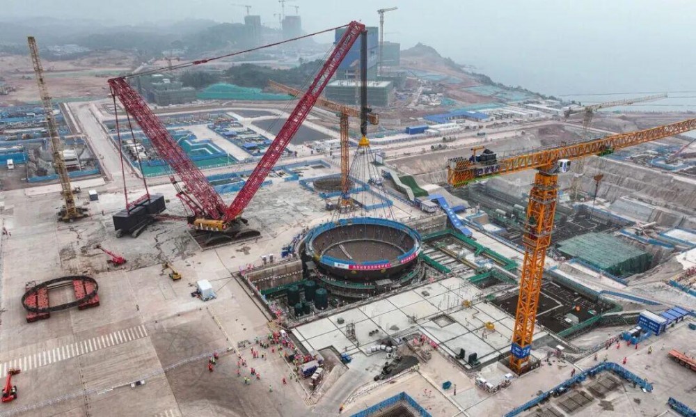 中国能建浙江火电承建的广西白龙核电1号机组核岛钢制安全壳底封头顺利吊装就位