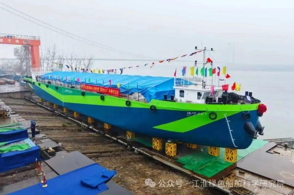 淮河首艘甲醇动力新能源船舶顺利吉水