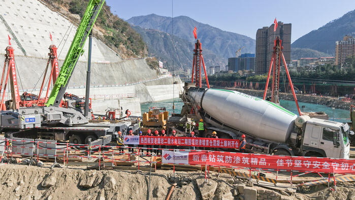 老鹰岩二级水电站二期围堰防渗墙首仓混凝土顺利开仓