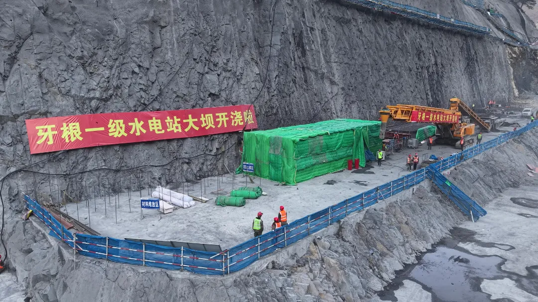 中国电建设计承建的牙根一级水电站大坝“坝”气开筑