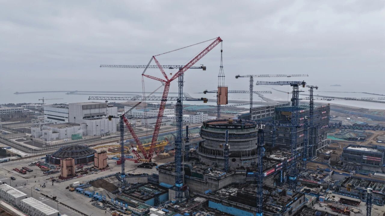 华能石岛湾核电扩建工程1号核岛SG首个模块吊装就位