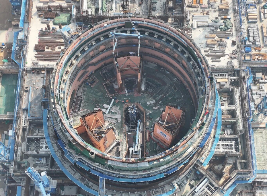 石岛湾扩建工程1号机组核岛反应堆厂房内部结构SG模块吊装完成