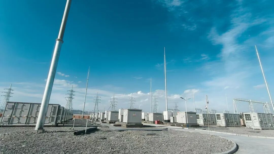卫蓝新能源交付广东能源新疆托克逊风电配套储能项目50MW/100MWh储能系统