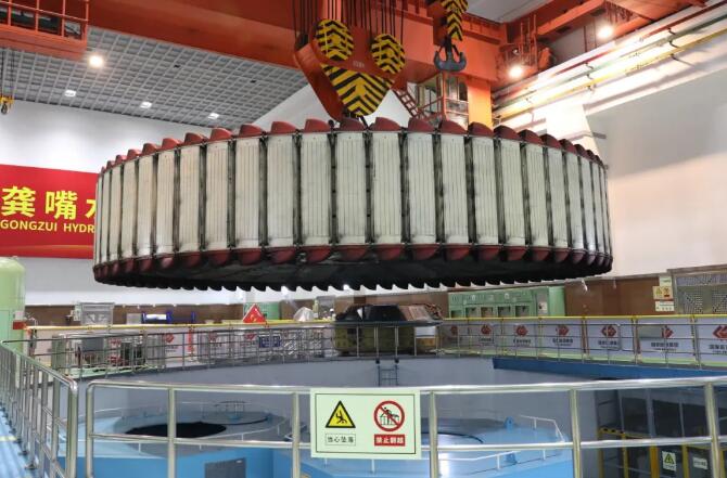 龚嘴水电站7号机组转子成功吊出