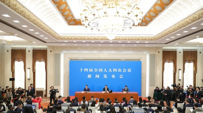 全国人大首场发布会举行，国家电网与中石油被列为中欧合作案例