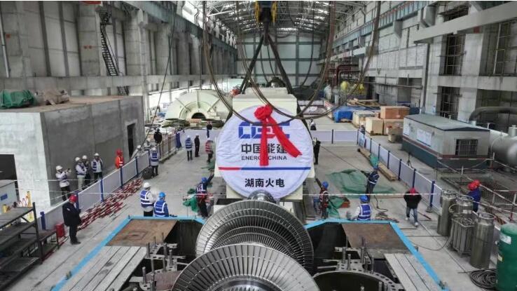 青海格尔木项目2号机组定子吊装精准就位