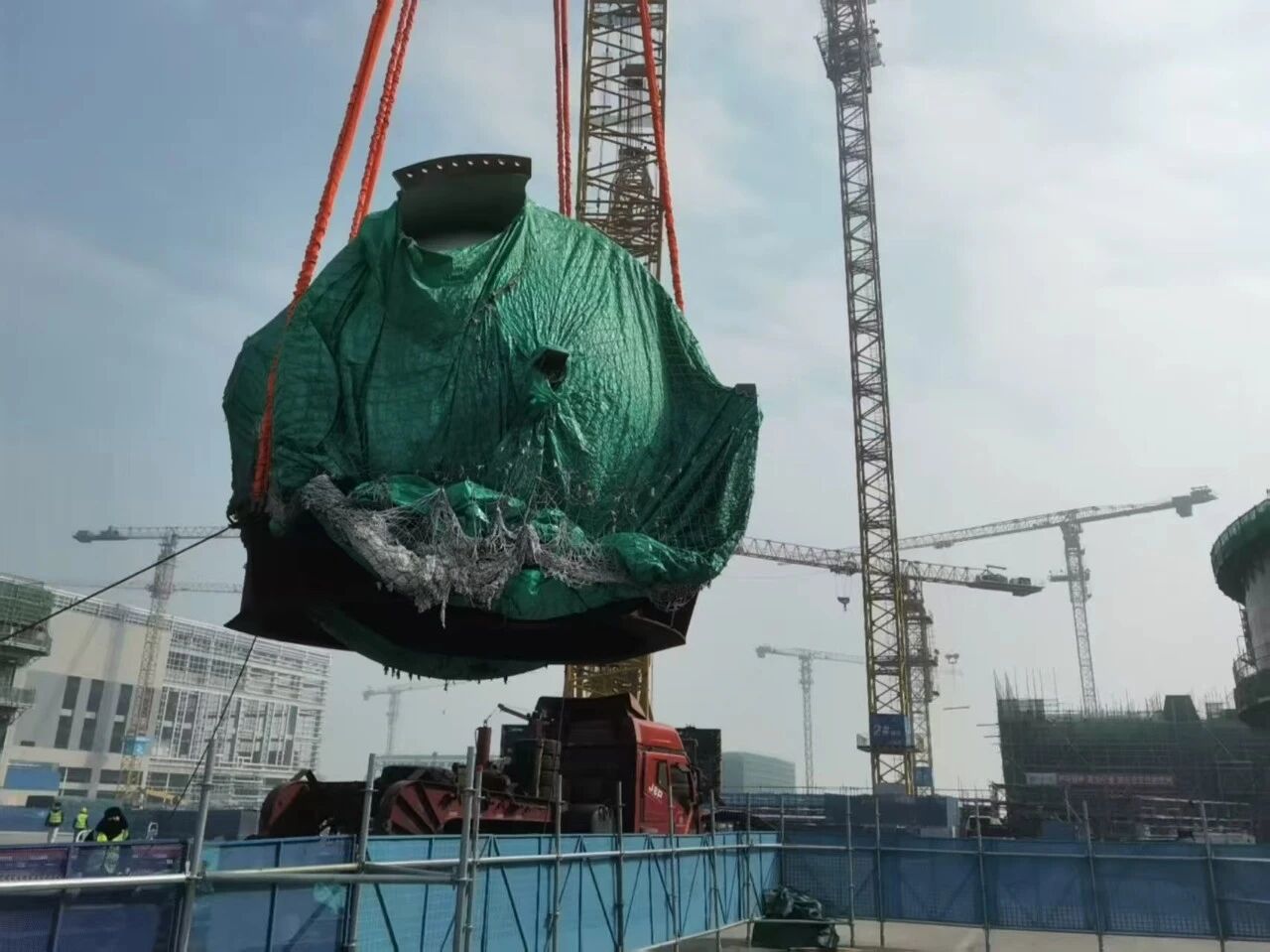 徐大堡核电厂2号机组安注箱顺利运抵现场