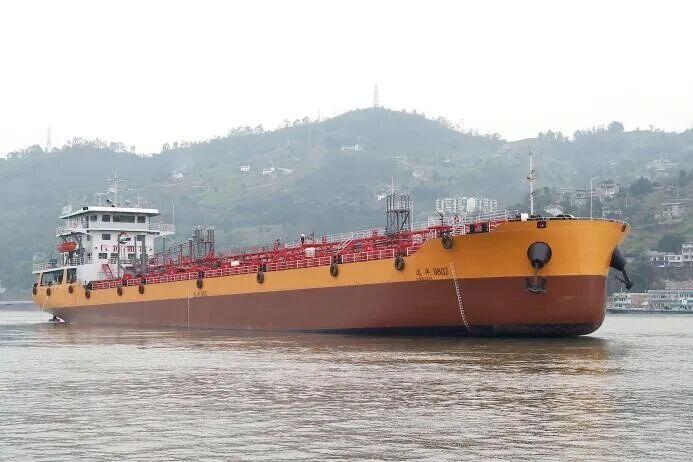 长江首艘单一甲醇燃料动力化学品液货船“远洋9802”轮顺利交付