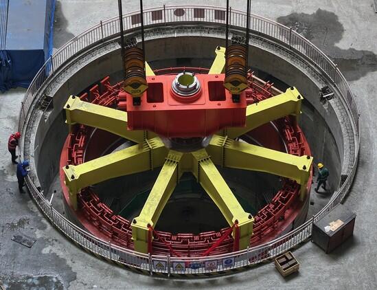 湖北潘口抽水蓄能电站2号机组定子成功吊装