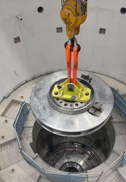 河南鲁山抽蓄电站2号机转轮吊装就位