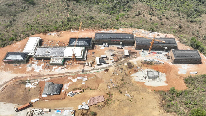 阿玛利亚水电站永久营地主体结构封顶