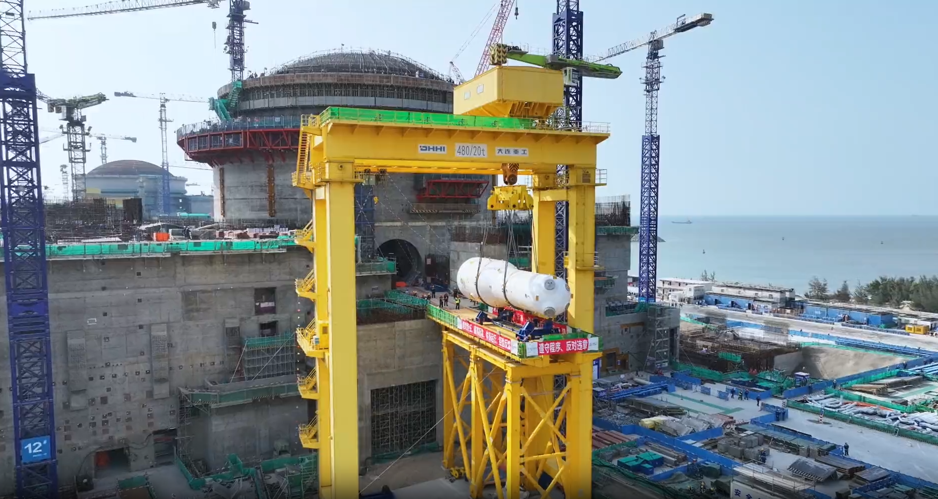 中核二三陆丰核电6号机组首台蒸汽发生器吊装成功