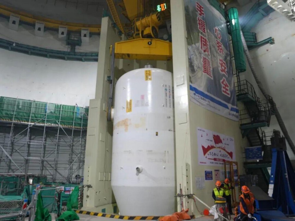 陆丰核电6号机组首台蒸汽发生器顺利吊装就位