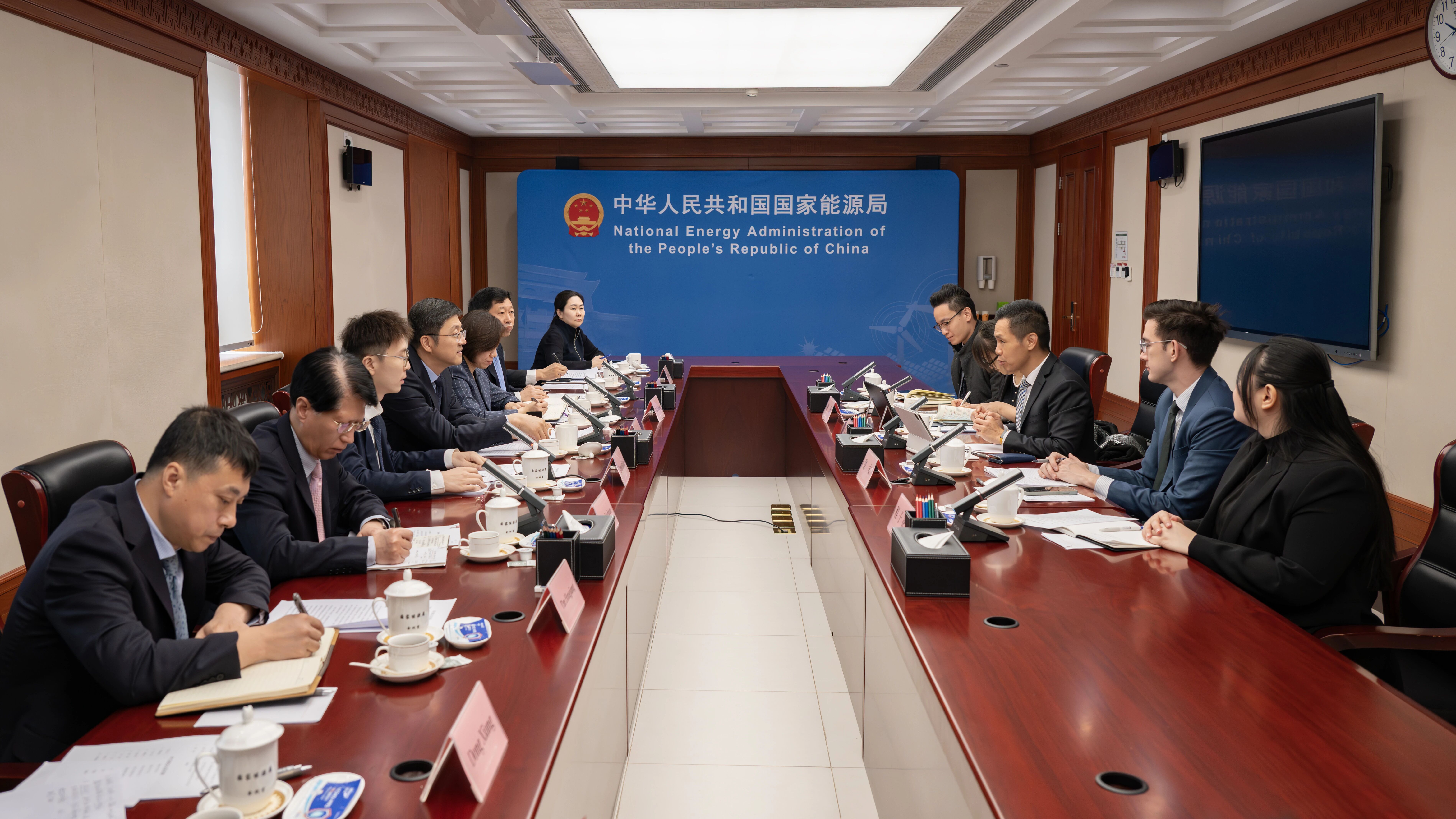 国家能源局负责人会见新加坡贸工部副常秘