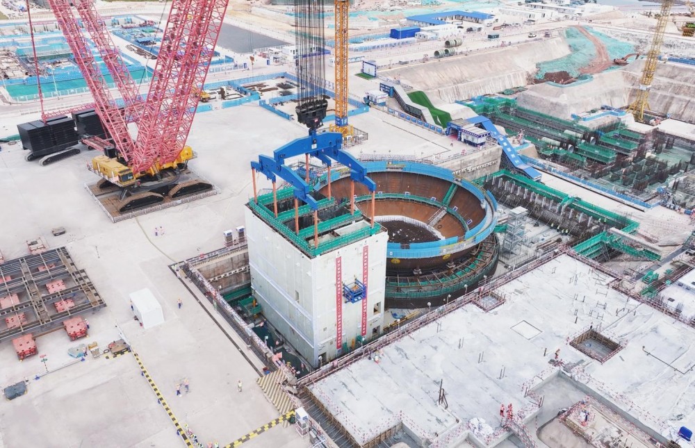 广西核电白龙核电1号机组CA20结构模块吊装就位