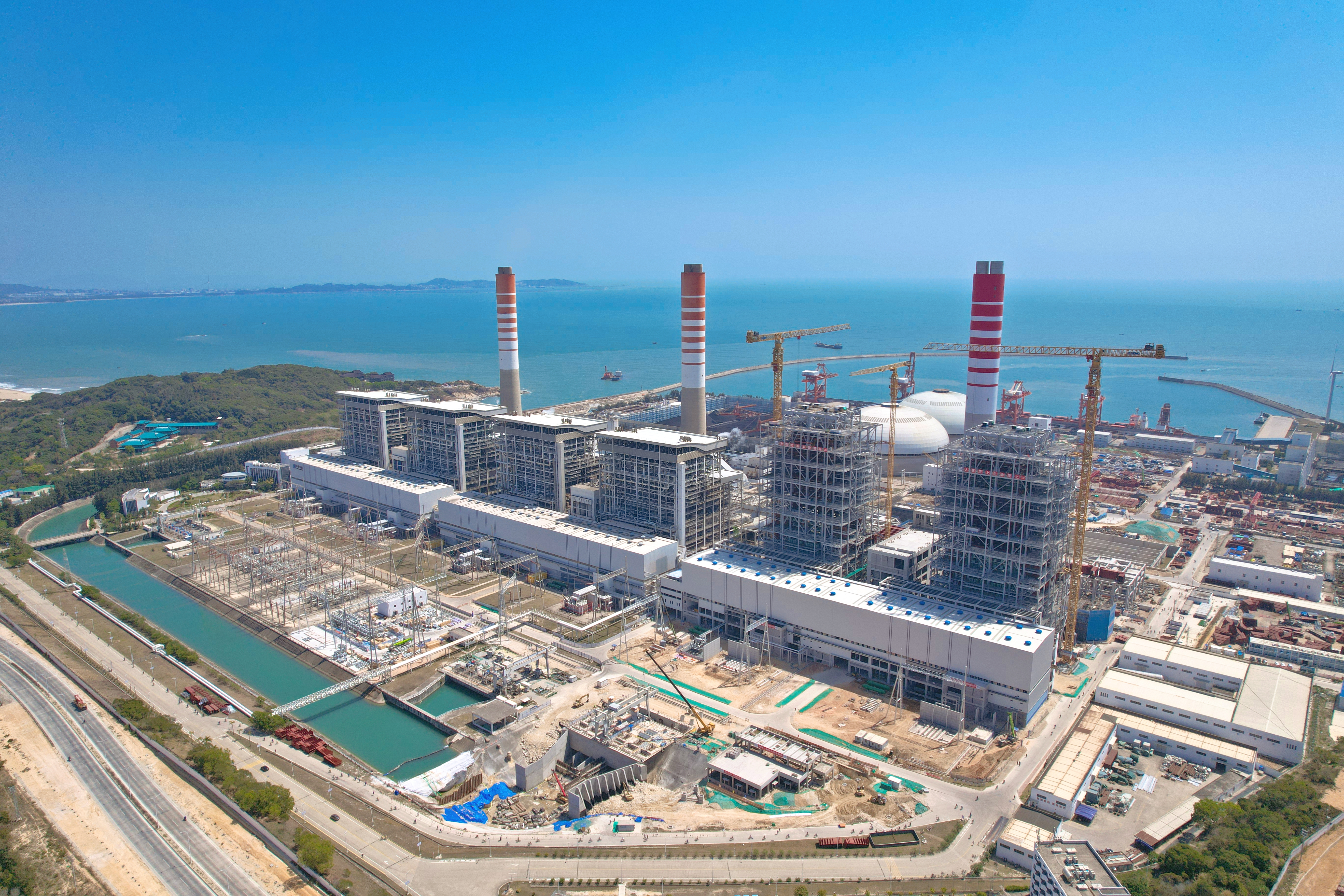 中国能建建筑集团华能海门百万项目5号机组高加及蒸冷器全部吊装完成