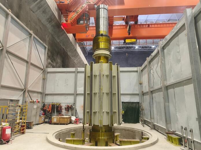 湖南平江抽蓄电站3号机组转子轴翻身就位